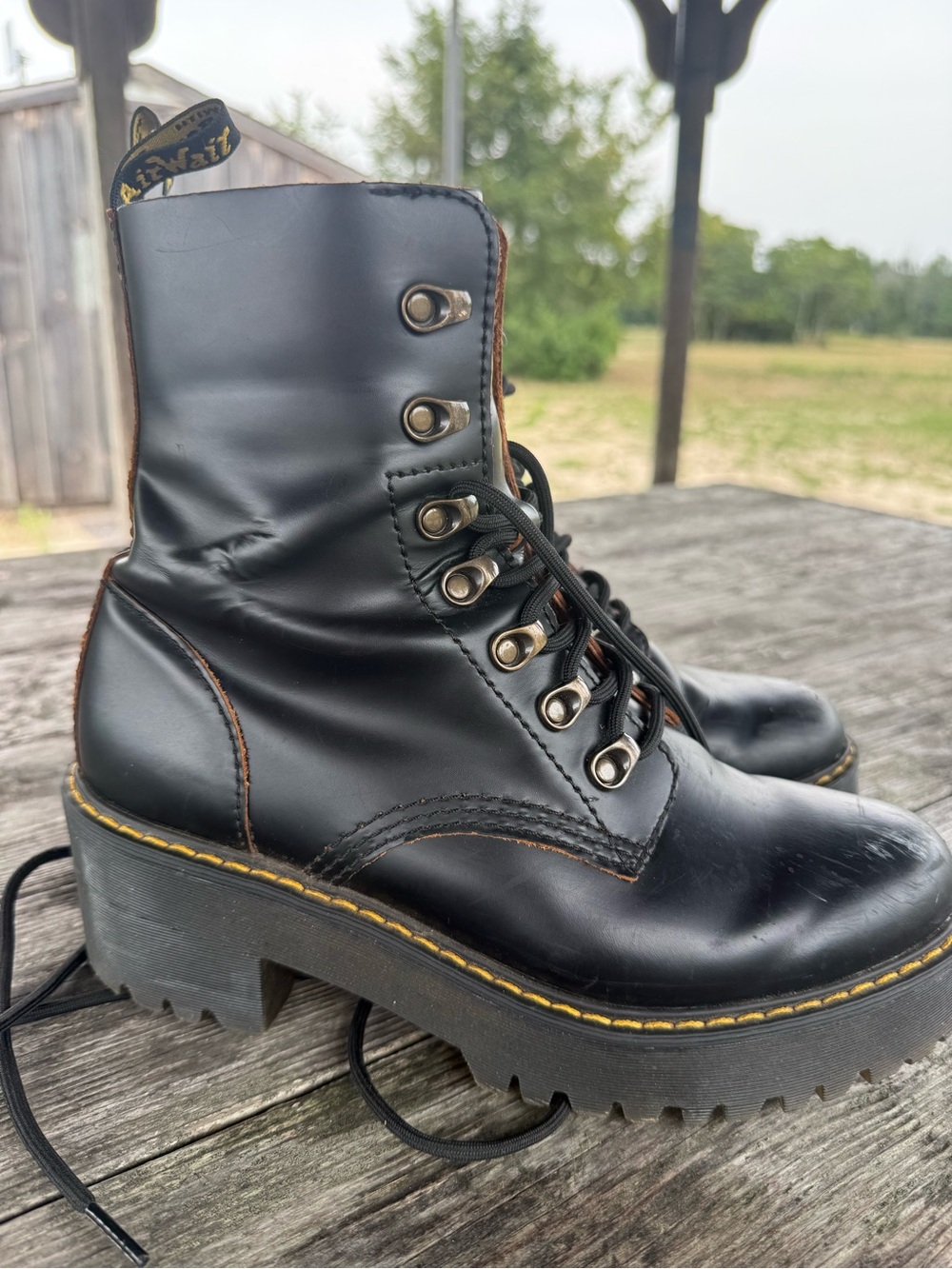Womens sz 9 Black eLeather Lace-Up Platform Boots DOC MARTENS  Trim, LEONA ,